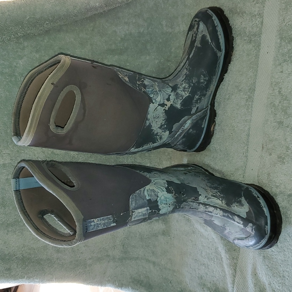 Bogs ladies size 7, youth 5